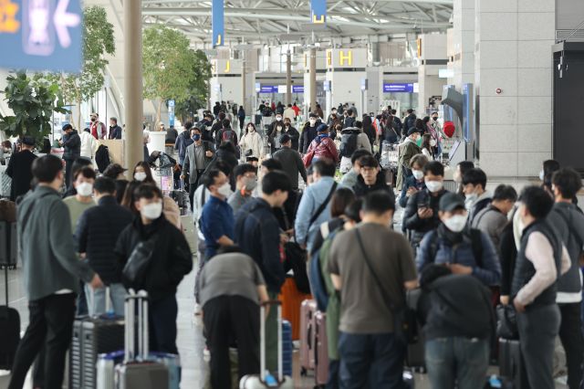 1일 오전 인천국제공항 제1여객터미널 출국장이 승객들로 붐비고 있다. 연합뉴스
