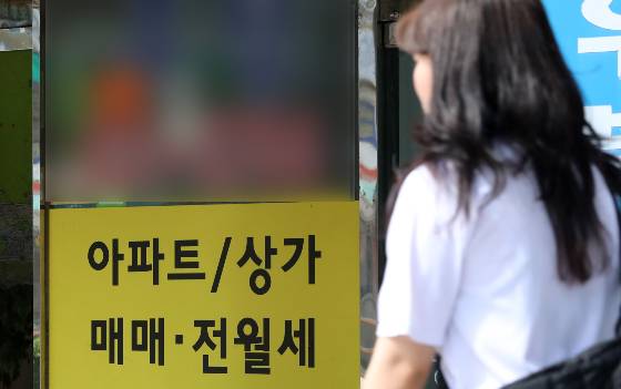 11일 부동산 정보 플랫폼 '다방' 운영사 '스테이션3'이 지난달 13일부터 19일까지 7일간 자사 어플리케이션 이용자 832명을 대상으로 진행한 주거실태 설문조사 결과 1인 가구의 약 70%가 월세로 살고 있으며, 이 중 40%는 월소득의 20~30%를 월세로 지출하고 있음이 드러났다/사진=뉴스1