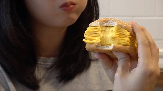 태국 버거킹이 패티는 물론 소스조차 들어가 있지 않은 ‘진짜 치즈버거’를 출시했다고 폭스뉴스가 12일(현지시간) 보도했다. [출처 : 폭스뉴스]