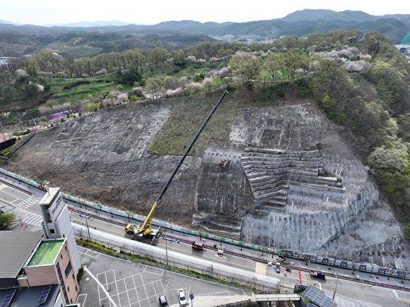 2025년 4월 용두공원 사면 안전보강 공사 장면(사진=영동군 제공) *재판매 및 DB 금지