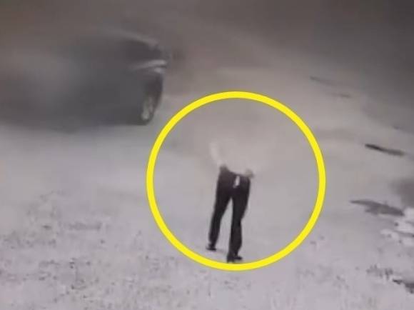 2023년 12월 27일 김진하 강원 양양군수가 여성 민원인 A씨와 함께 타고 있던 승용차에서 나오며 지퍼가 열려 있는 바지춤을 정리하는 모습이 담긴 폐쇄회로(CC)TV 화면. KBS 보도화면 캡처