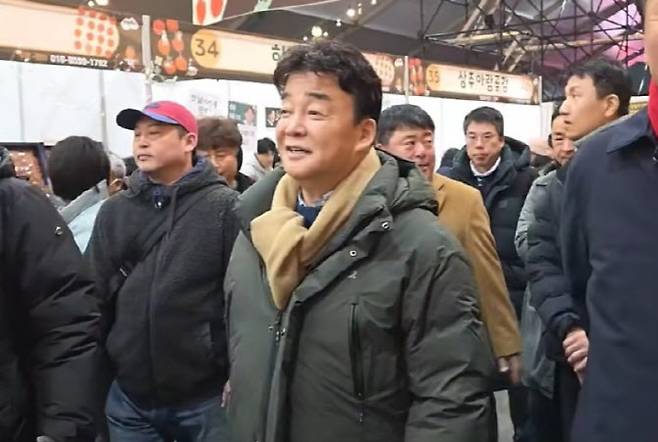 24일 경북 상주시에서 열린 2026 상주곶감축제에 참석한 백종원 더본코리아 대표 (사진=유튜브 트로트공작소)