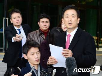 박근혜 대통령 변호인 유영하 변호사가 15일 오후 서초구 서울고등검찰청 앞에서 기자회견을 갖고 박 대통령 변호를 맡은 입장을 밝히고 있다. 2016.11.15/뉴스1 © News1 박세연 기자