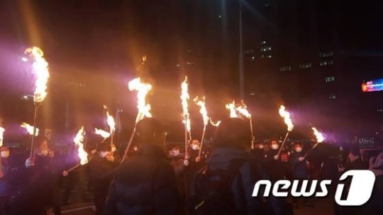 3일 서울 광화문에서 열린 6차 촛불집회에서 2차행진 선두 대열 참가자들은 손에 횃불을 들고 행진을 벌였다. /사진=뉴스1