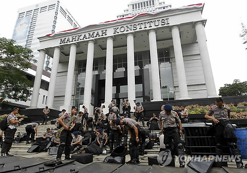 2014년 8월 21일 인도네시아 자카르타에 있는 헌법재판소 앞에 시위 진압 장비를 갖춘 인도네시아 경찰들이 대기하고 있다. [EPA=연합뉴스자료사진]