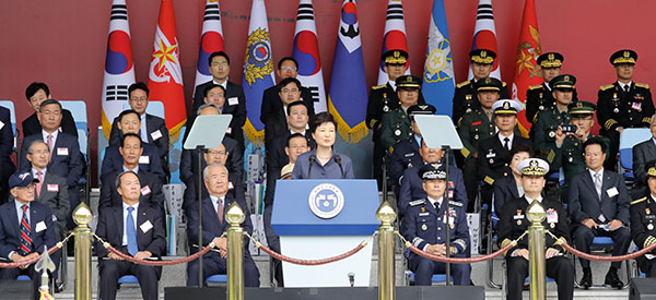 ⓒ연합뉴스 박근혜 대통령은 지난해 10월1일 계룡대에서 열린 국군의 날 행사에서 “대한민국의 자유로운 터전으로 오라”고 발언했다.