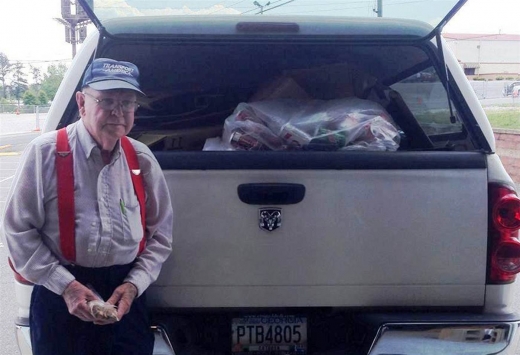 고아원 후원 활동의 든든한 벗인 폐지 트럭 앞에 제닝스 할아버지가 섰다. (사진=투데이닷컴)