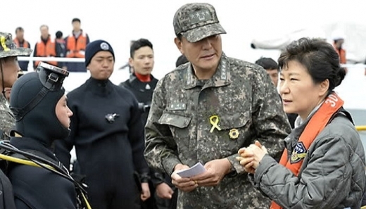 황기철 세월호 참사 당시 해군참모총장. 박근혜 당시 대통령에게 상황을 브리핑하는 동안에도 군령을 어겨가면서까지 노란리본을 달고 있었다. (사진=해군 제공)