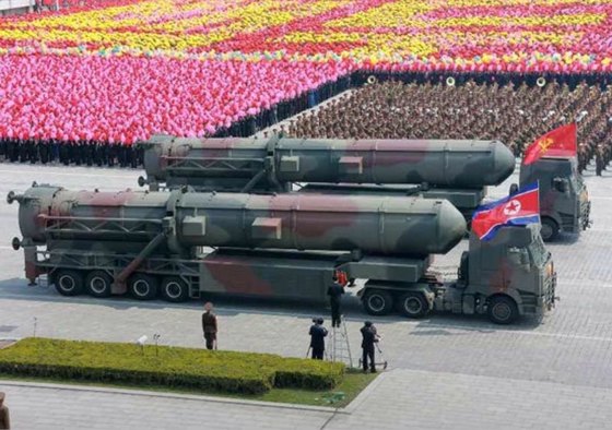 북한이 공개한 신형 ICBM의 발사차량. 태백산-96 뒤에 트레일러를 연장한 것으로 보인다. [노동신문]