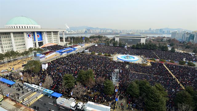 [박근혜의 3일] 2013년 2월 25일 서울 여의도 국회의사당에서 참석자 7만여명이 국회 앞마당을 가득 메운 가운데 제18대 대통령 취임식이 열리고 있다. 사진공동취재단
