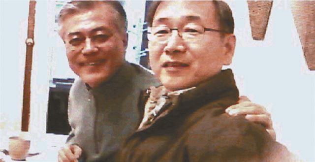문재인 대통령과 김정학 부장판사가 2013년 1월 함께 저녁식사를 하고 있다. 사진 김정학 부장판사 제공