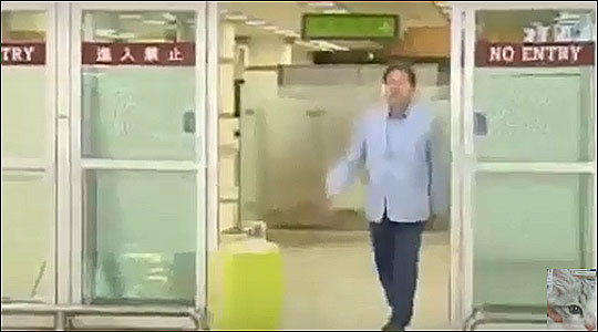 김무성 바른정당 의원의 노룩패스가 해외까지 회자면서 '개저씨' '갑질'이라는 단어의 뜻까지 알려지게 됐다. tv 화면 캡처.