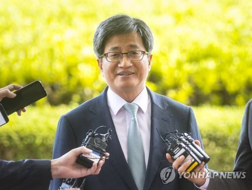 (서울=연합뉴스) 윤동진 기자 = 김명수 차기 대법원장 후보자가 22일 오후 양승태 대법원장을 만나기 위해 서초동 대법원 청사를 방문해 취재진 질문에 답하고 있다. 2017.8.22 mon@yna.co.kr