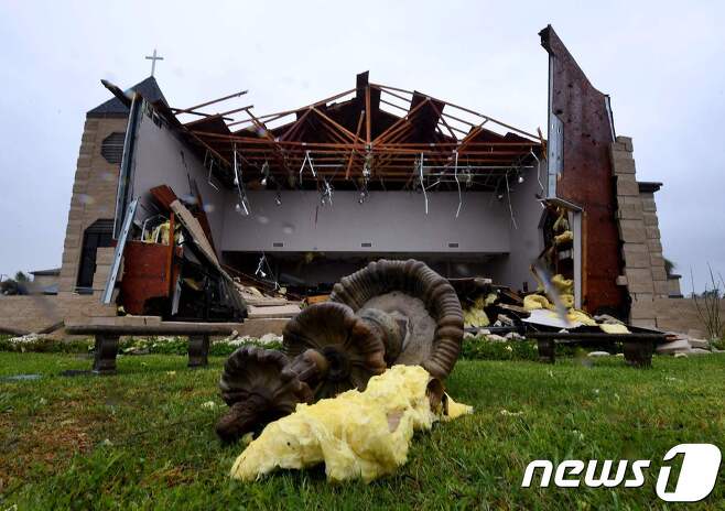 텍사스 주 락포트의 침례교회가 무너져 있다. © AFP=뉴스1