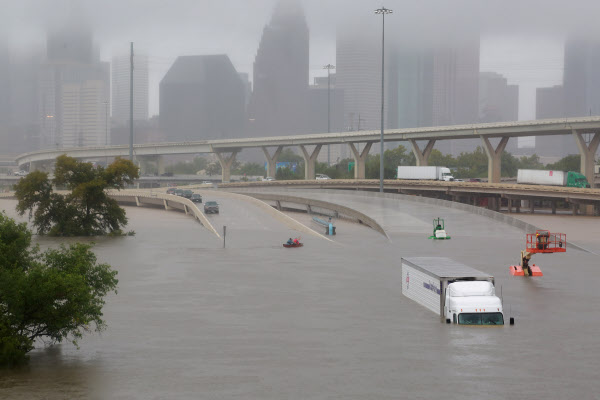 27일(현지시각) 미국 텍사스주 휴스턴 도로가 허리케인 '하비'로 물에 잠겨 있다./AFP연합