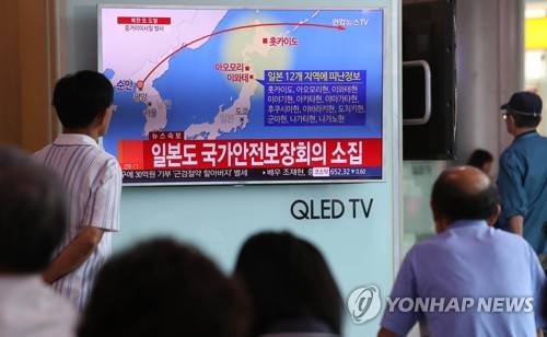(서울=연합뉴스) 정하종 기자 = 북한이 29일 중거리급 이상으로 추정되는 탄도미사일을 발사해 일본 상공을 넘어 북태평양에 떨어뜨린 29일 오전 서울 중구 서울역 대합실에서 시민들이 뉴스를 보고 있다. 2017.8.29 chc@yna.co.kr