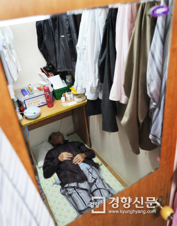 고시원에서 생활하는 한 남성이 자신의 방에서 혼자 누워 있다. / 강윤중 기자