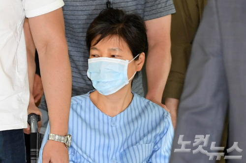 박근혜 전 대통령이 지난달 30일 허리통증을 이유로 서울 서초구 성모병원을 찾아 진료를 받은 후 병원을 나서고 있다 (사진=이한형 기자)