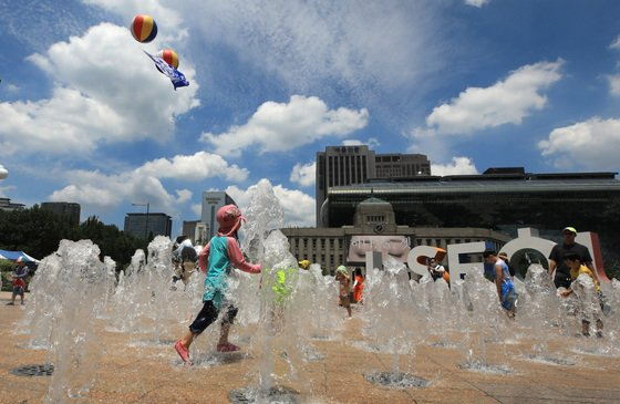 서울광장 분수대에서 어린이들이 물놀이를 즐기고 있다/사진=뉴스1