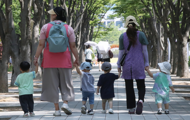 산책을 나온 어린이집 아이들이 선생님과 함께 그늘을 걷고 있다. 연합뉴스