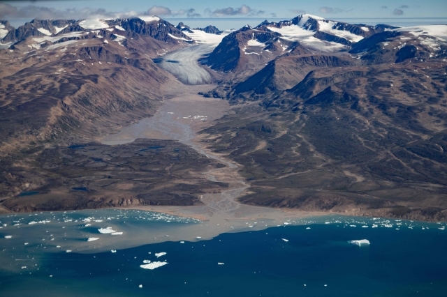 기온 상승으로 그린란드에서 눈이 녹고 육지가 드러나 있다. AFP 연합뉴스