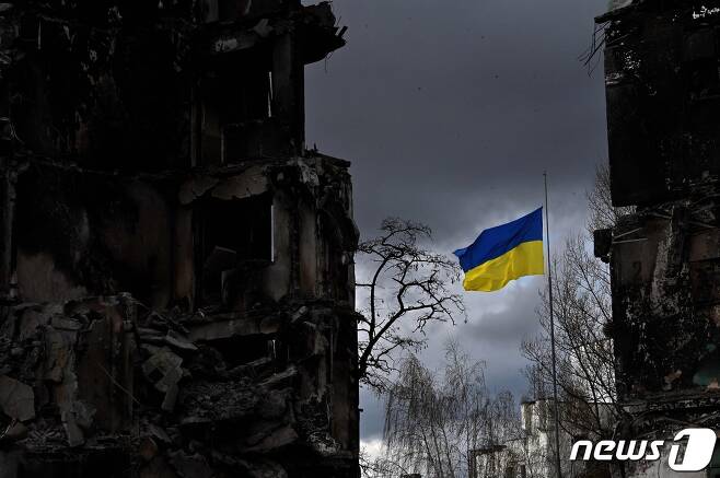 러시아군이 떠난 우크라이나 키이우에서 국기가 게양돼 있다. © AFP=뉴스1 © News1 정윤영 기자