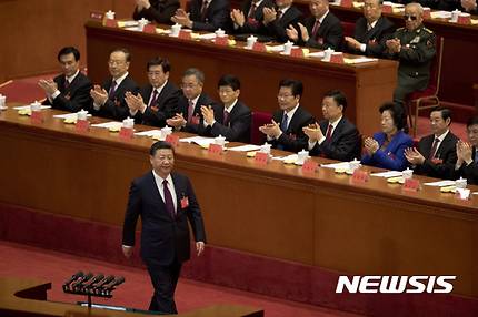 【베이징=AP/뉴시스】시진핑 중국 국가주석이 18일 베이징에서 열린 제19차 공산당 전국대표대회(당대회) 개막식에 참석해 연설하기 위해 연단 쪽으로 걸어가고 있다. 2017.10.18