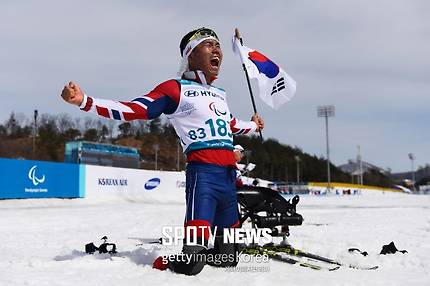 ▲ 2018년 평창 동계 패럴림픽 크로스컨트리 7.5km에서 금메달을 딴 뒤 태극기를 흔들며 환호하는 신의현 ⓒ GettyIimages