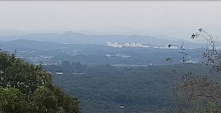새 도라전망대서 보이는 북한산. 날씨가 흐려 뒷편으로 북한산의 윤곽만 희미하게 보인다. 전익진 기자