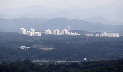 새로 문을 여는 도라전망대에서 본 남쪽 문산 시가지. 임현동 기자