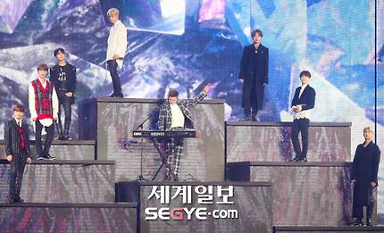 6일  열린 2018MGA(MBC 플러스X지니뮤직 어워드)에서 찰리푸스와 방탄소년단(BTS)이 합동공연을 펼치고 있는 모습.