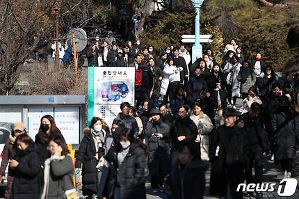 23일 오전 서울 종로구 경복고등학교에서 열린 2019년도 서울특별시 지방공무원 제1회 공개경쟁 및 경력경쟁 임용 필기시험을 마친 응시생들이 시험장을 나서고 있다. . 2019.2.23/뉴스1 ? News1 민경석 기자