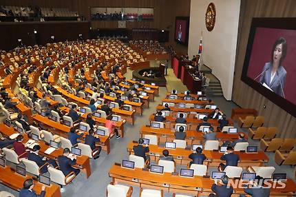 【서울=뉴시스】고승민 기자 = 4일 서울 여의도 국회에서 열린 제369회국회(임시회) 제4차 본회의에서 자유한국당 나경원 원내대표가 교섭단체 대표연설을 하고 있다. 2019.07.04.kkssmm99@newsis.com