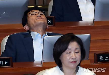 【서울=뉴시스】고승민 기자 = 4일 서울 여의도 국회에서 열린 제369회국회(임시회) 제4차 본회의에서 자유한국당 나경원 원내대표가 교섭단체 대표연설을 하는 동안 정의당 윤소하 원내대표와 심상정 의원이 참석하고 있다. 윤 원내대표는 3일 테러 협박 우편물을 받아 범인을 추적중에 있다. 2019.07.04.kkssmm99@newsis.com