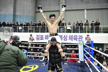 WBA 아시아 라이트급 챔피언에 오른 김황길이 김한상 관장의 무등을 타고 있다.