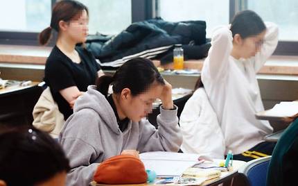 2018년 11월 15일 서울 중구 이화여고 수능 고사장에서 수험생들이 2019학년도 대학수학능력시험을 앞두고 있다. [동아일보]