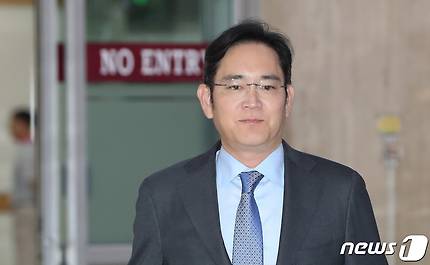 이재용 삼성전자 부회장이 지난 7월12일 일본 출장을 마치고 서울 강서구 김포국제공항에 도착하고 있다. 2019.7.12/뉴스1 © News1 허경 기자