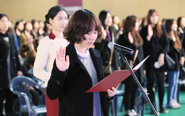 지난달 덕성여대 입학식에서 신입생들이 입학선서 하는 모습. / 덕성여대 제공