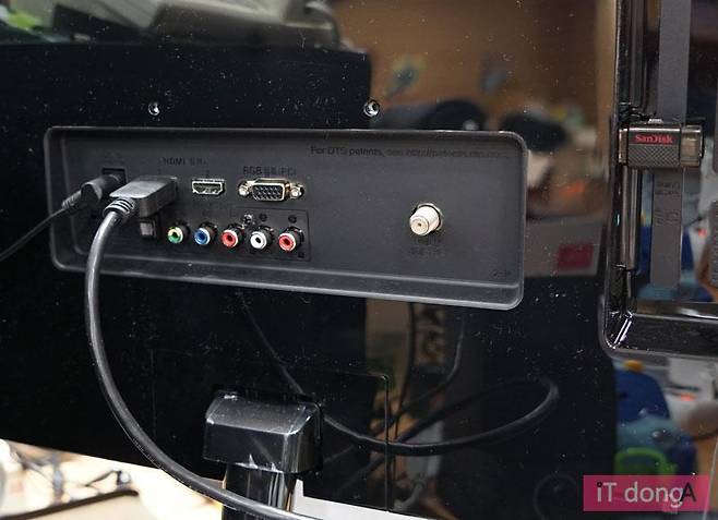 미러링 모니터의 뒷면 단자