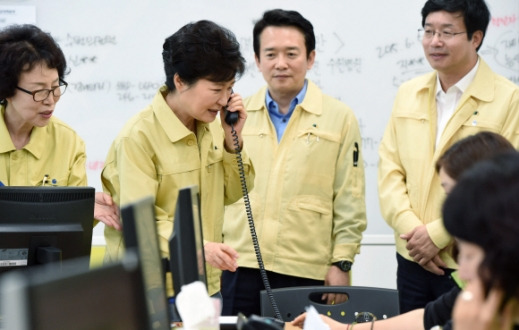 자택 격리된 시민과 통화