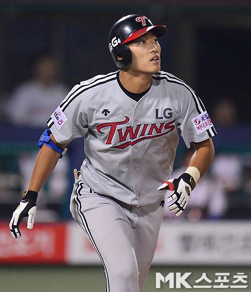 19일 목동구장에서 열린 "2015 KBO리그" LG 트윈스와 넥센 히어로즈 경기, 1-1로 팽팽히 맞선 8회초 1사 1루에서 LG 서상우가 넥센 김대우를 상대로 우월투런홈런을 치고 타구방향을 지켜보면서 진루하고 있다. 사진=김영구 기자