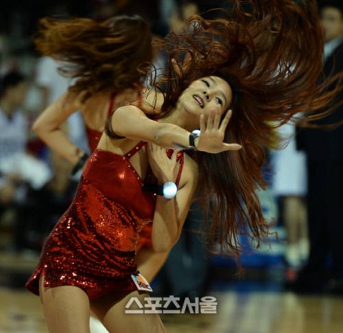 [SS포토] 치어리더 강윤이, 성난 사자머리로...