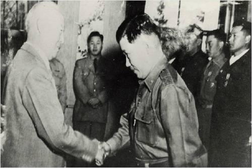 이승만 대통령과 김창룡(오른쪽). 이승만은 모든 정치공작의 하수인으로 김창룡을 부려먹었다.