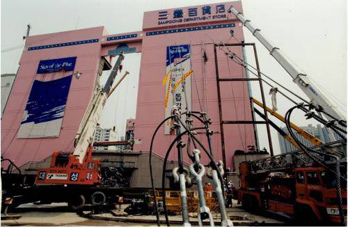 붕괴에 대비해 와이어에 묶인 채 철거된 날만을 기다리는 삼풍백화점 A동 엘리베이터.