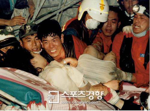삼풍백화점이 붕괴된 지 33시간만에 구조대에의해 극적으로 구조된 임모 씨.