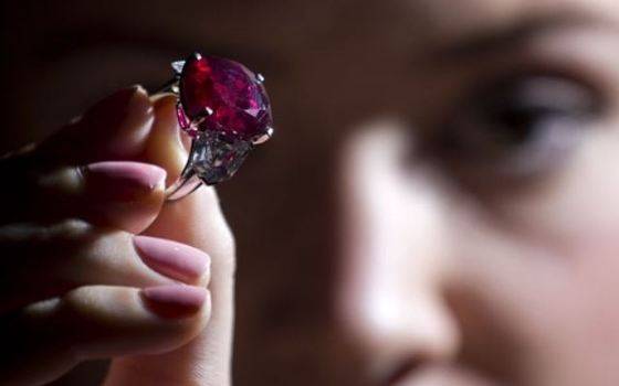 지난 5월 12일 스위스 제네바 보석경매에서 왠만한 다이아몬드보다 높은 역대 최고가로 낙찰된 ´선라이즈 루비´ (사진=네이버)