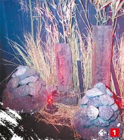 이름 없는 무덤가에 놓인 낡은 비석이 으스스함을 더한다.