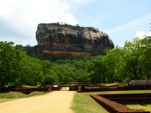 스리랑카 시기리야 바위성은 세계 8대 불가사의로 꼽힌 궁전이다.