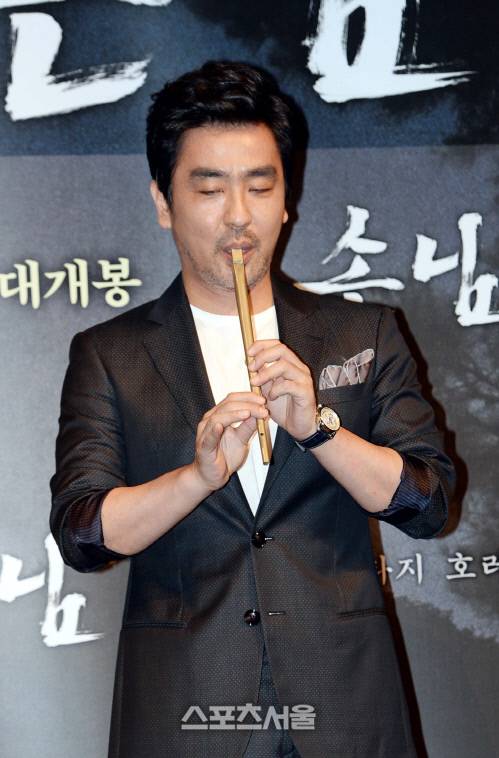[SS포토]손님 류승룡, 피리 부는 악사도 예술가로 생각하고