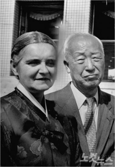 이승만 대통령 부부. 금슬은 좋았지만 말년에 조국에서 쫒겨나 쓸쓸한 노년을 보낸다.